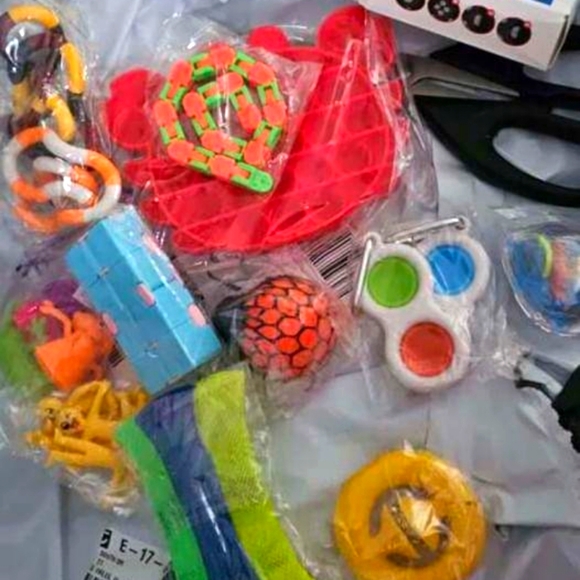 5pc random fidgets - Picture 1 of 1